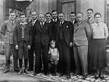 Adolf Häfele şi colaboratorii în faţa magazinului meşteşugăresc Häfele din Nagold